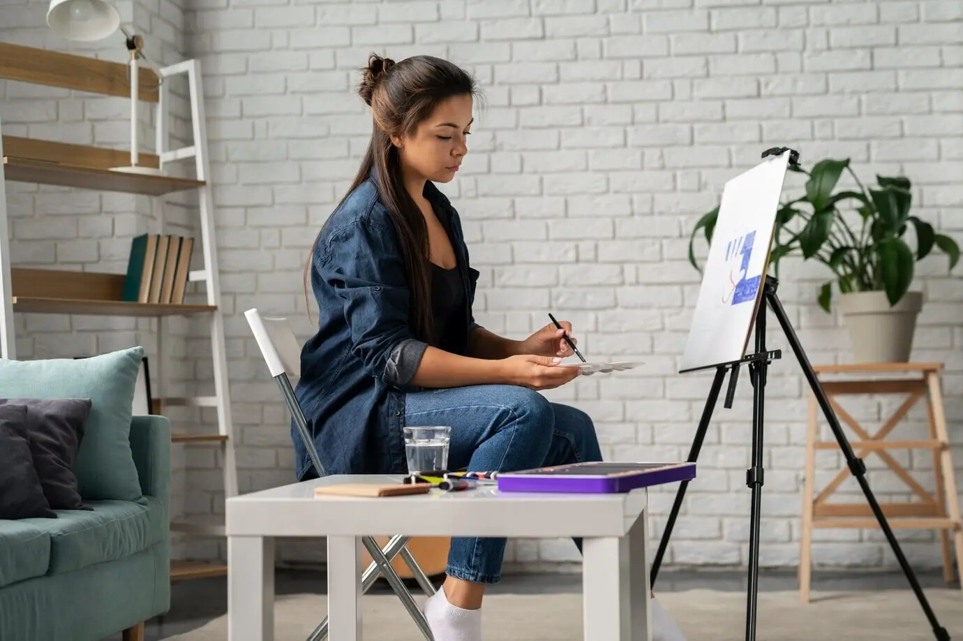 Junge Frau, die das Leben abseits des Internets genießt.