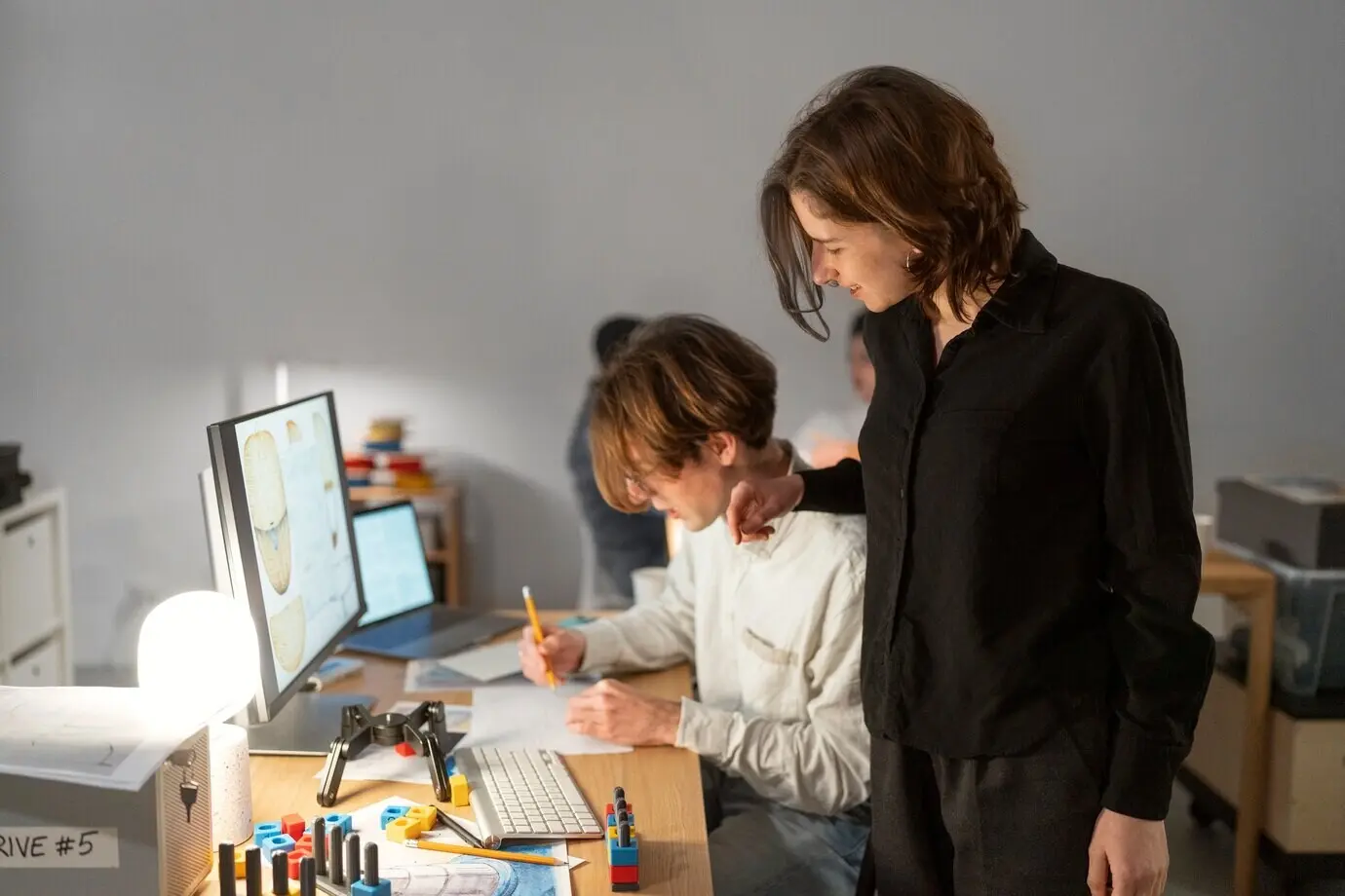 Team von Designern bei der Arbeit an einem 3D-Modell