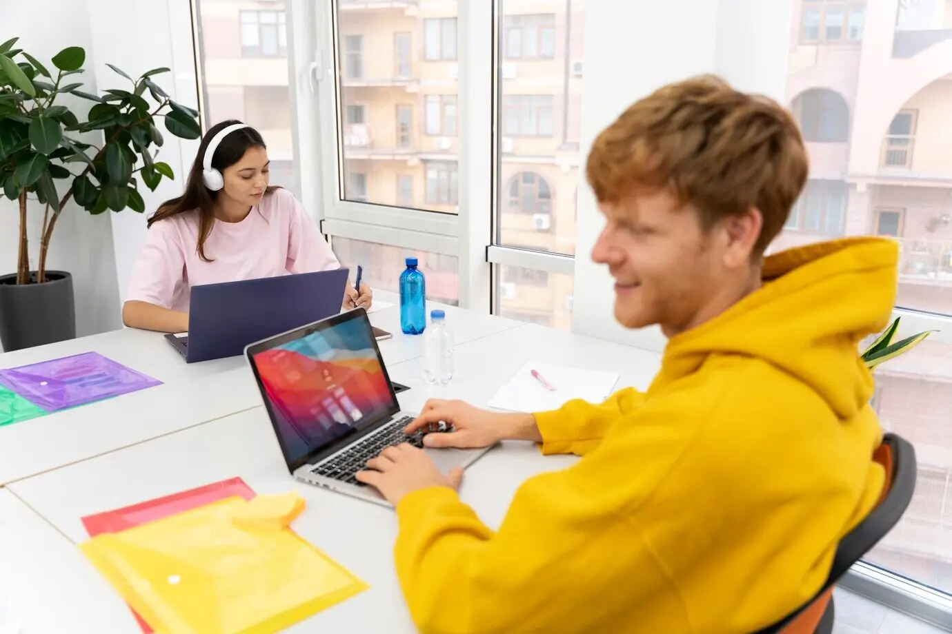Nahaufnahme eines jungen Erwachsenen bei der Arbeit im Büro.